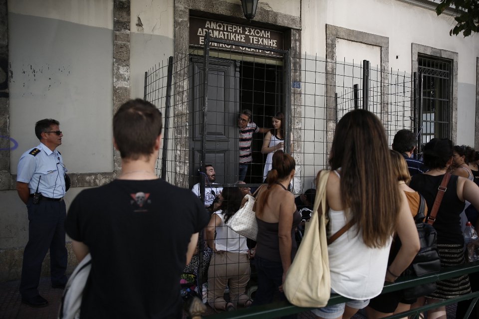 Κατάληψη στη Σχολή του Εθνικού από καλλιτέχνες με αναπηρία -Αποκλείστηκε κωφός υποψήφιος [εικόνες]  | iefimerida.gr 1