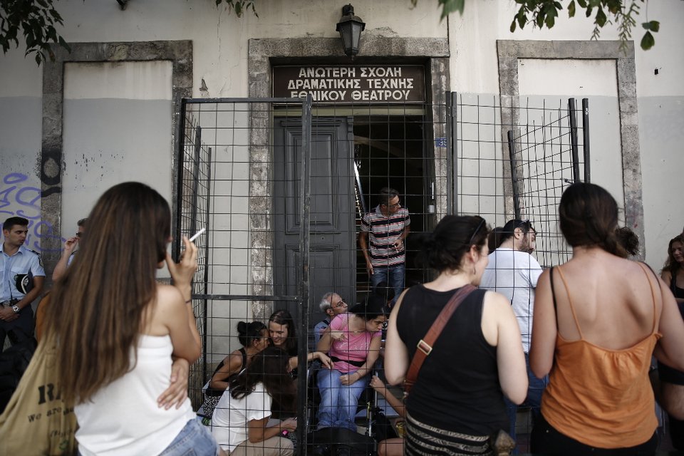 Κατάληψη στη Σχολή του Εθνικού από καλλιτέχνες με αναπηρία -Αποκλείστηκε κωφός υποψήφιος [εικόνες]  | iefimerida.gr 0