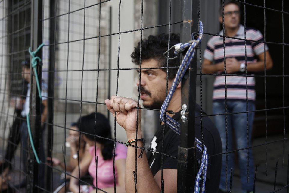 Κατάληψη στη Σχολή του Εθνικού από καλλιτέχνες με αναπηρία -Αποκλείστηκε κωφός υποψήφιος [εικόνες]  | iefimerida.gr 2