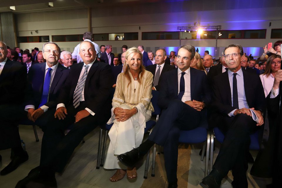 Σικάτη και χαμογελαστή η Μαρέβα Μητσοτάκη στο πλευρό του συζύγου της [εικόνες]  | iefimerida.gr 1