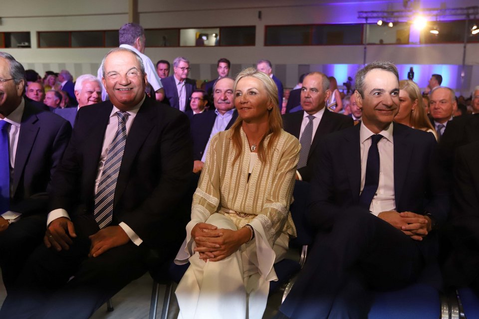 Σικάτη και χαμογελαστή η Μαρέβα Μητσοτάκη στο πλευρό του συζύγου της [εικόνες]  | iefimerida.gr 3