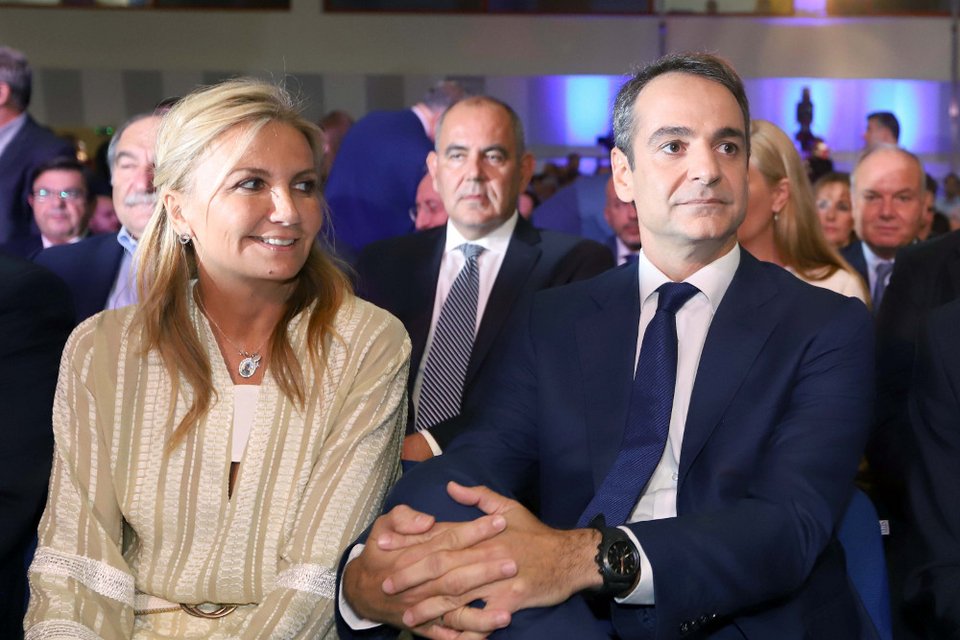 Σικάτη και χαμογελαστή η Μαρέβα Μητσοτάκη στο πλευρό του συζύγου της [εικόνες]  | iefimerida.gr 2