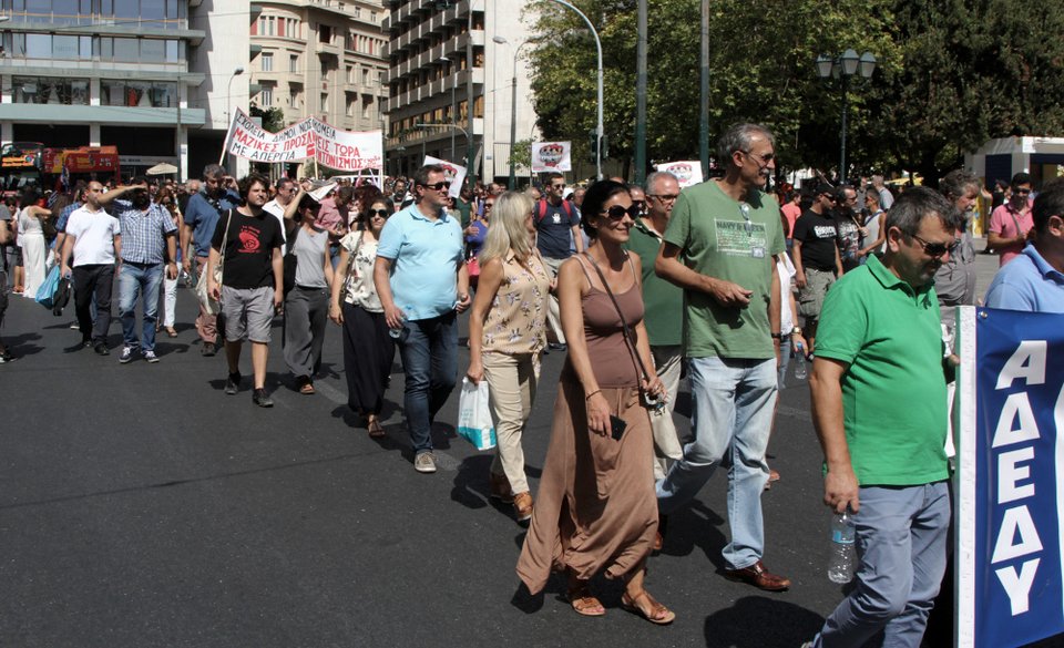 Πορεία της ΑΔΕΔΥ ενάντια στην τροπολογία για αξιολόγηση στο Δημόσιο [εικόνες]  | iefimerida.gr 0