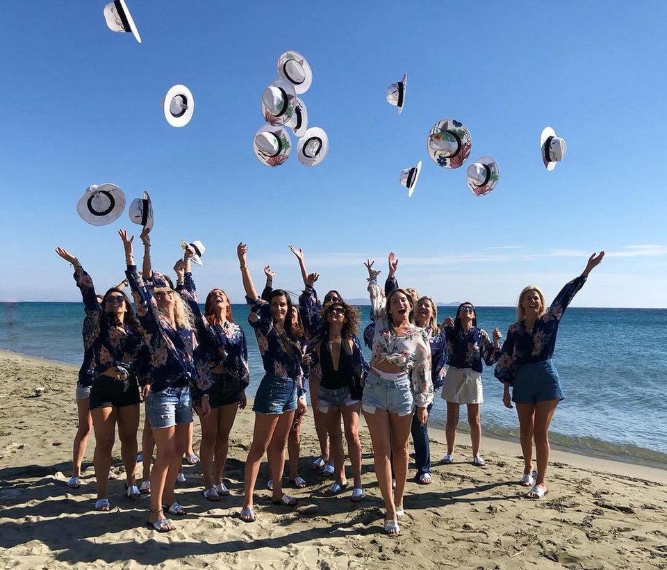 Η Αθηνά Οικονομάκου και οι φίλες της, ντυμένες ολόιδια, στο bachelorette party της [εικόνες] | iefimerida.gr 4