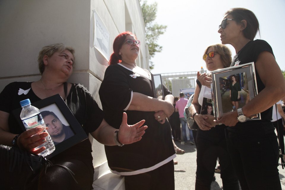 Εξω από το υπ. Δικαιοσύνης μητέρες που έχασαν τα παιδιά τους σε τροχαία [εικόνες] | iefimerida.gr 1