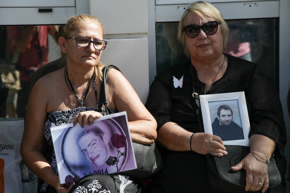 Εξω από το υπ. Δικαιοσύνης μητέρες που έχασαν τα παιδιά τους σε τροχαία [εικόνες] | iefimerida.gr 2