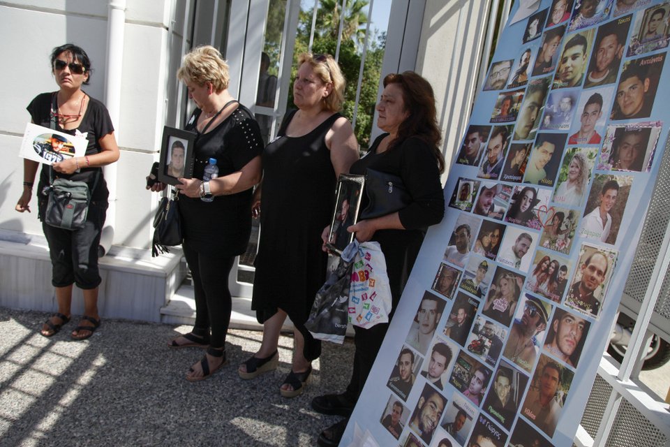 Εξω από το υπ. Δικαιοσύνης μητέρες που έχασαν τα παιδιά τους σε τροχαία [εικόνες] | iefimerida.gr 0