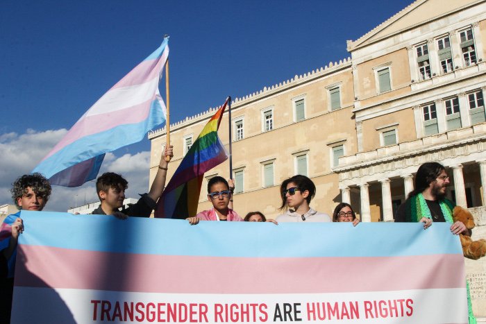 Βίντεο από τη διαμαρτυρία των διεμφυλικών στο Σύνταγμα -H επανεμφάνιση της... Ελένης Λουκά [εικόνες] | iefimerida.gr 3