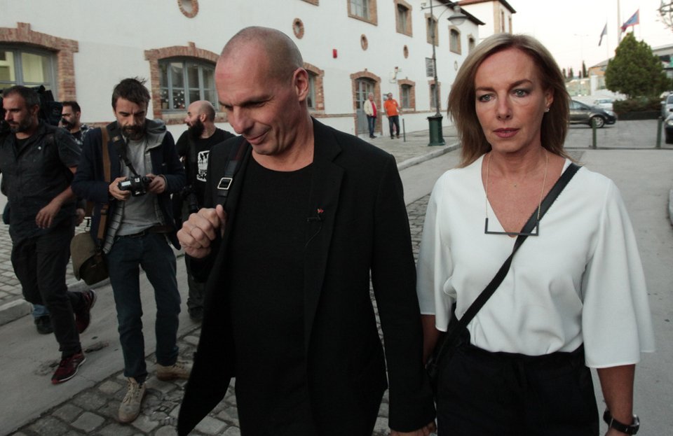 Με Βαλαβάνη, την γυναίκα του και τον Βασιλικό, παρουσίασε το βιβλίο του για το 2015 ο Βαρουφάκης | iefimerida.gr 0
