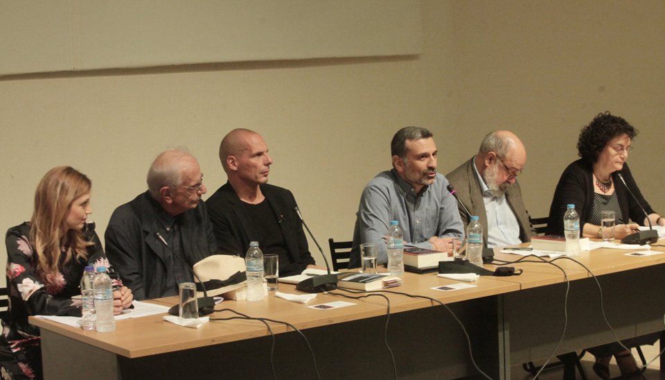 Με Βαλαβάνη, την γυναίκα του και τον Βασιλικό, παρουσίασε το βιβλίο του για το 2015 ο Βαρουφάκης | iefimerida.gr 6