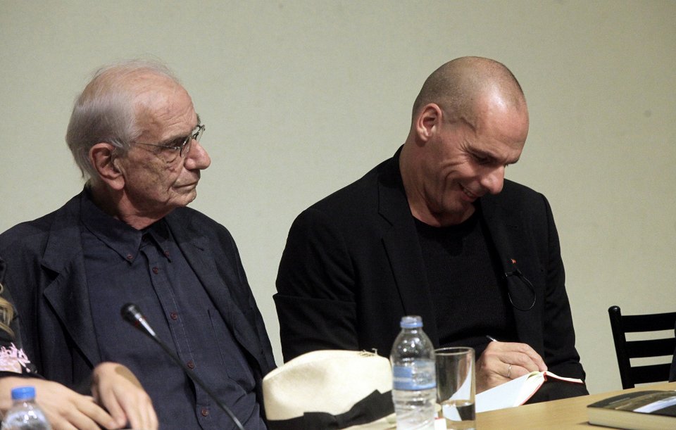 Με Βαλαβάνη, την γυναίκα του και τον Βασιλικό, παρουσίασε το βιβλίο του για το 2015 ο Βαρουφάκης | iefimerida.gr 2