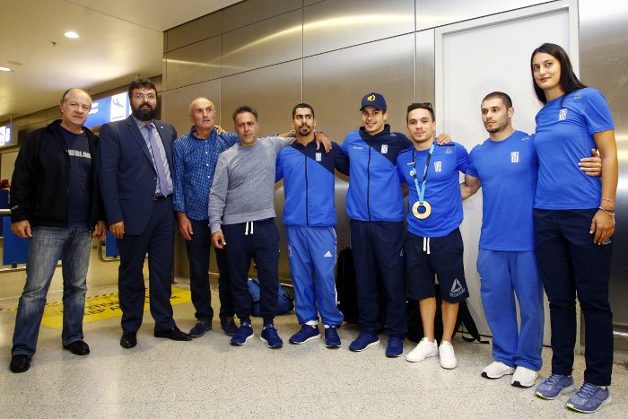 Στην Ελλάδα ο χρυσός Πετρούνιας -Τον υποδέχθηκε η συγκινημένη μητέρα του [εικόνες] | iefimerida.gr 3