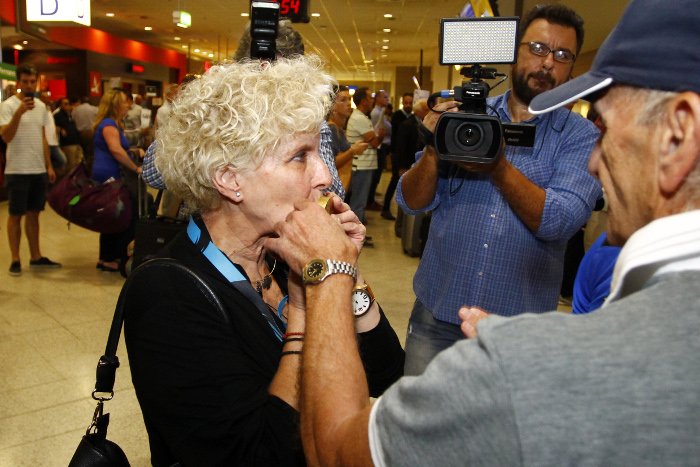 Στην Ελλάδα ο χρυσός Πετρούνιας -Τον υποδέχθηκε η συγκινημένη μητέρα του [εικόνες] | iefimerida.gr 1