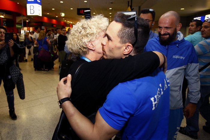 Στην Ελλάδα ο χρυσός Πετρούνιας -Τον υποδέχθηκε η συγκινημένη μητέρα του [εικόνες] | iefimerida.gr 0