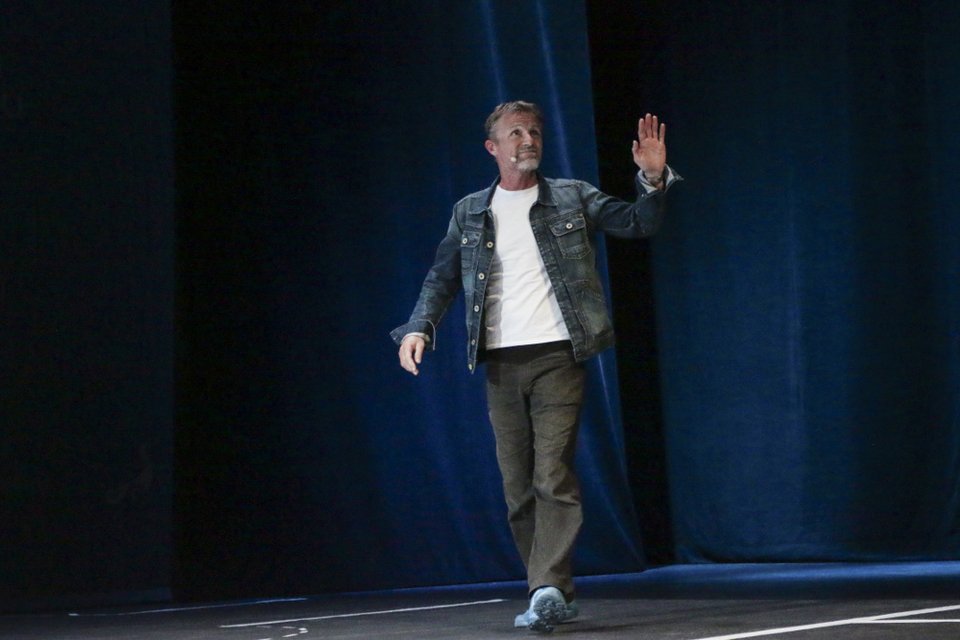 Ουρές για τον μετρ της αστυνομικής λογοτεχνίας Τζο Νέσμπο: «Γράφω τα βιβλία σε ένα καφέ» [εικόνες]  | iefimerida.gr 0