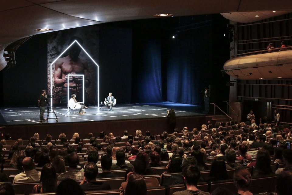 Ουρές για τον μετρ της αστυνομικής λογοτεχνίας Τζο Νέσμπο: «Γράφω τα βιβλία σε ένα καφέ» [εικόνες]  | iefimerida.gr 2