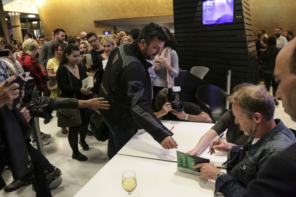 Ουρές για τον μετρ της αστυνομικής λογοτεχνίας Τζο Νέσμπο: «Γράφω τα βιβλία σε ένα καφέ» [εικόνες]  | iefimerida.gr 5