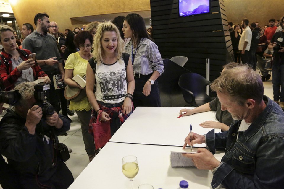 Ουρές για τον μετρ της αστυνομικής λογοτεχνίας Τζο Νέσμπο: «Γράφω τα βιβλία σε ένα καφέ» [εικόνες]  | iefimerida.gr 4