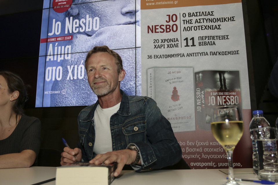 Ουρές για τον μετρ της αστυνομικής λογοτεχνίας Τζο Νέσμπο: «Γράφω τα βιβλία σε ένα καφέ» [εικόνες]  | iefimerida.gr 3