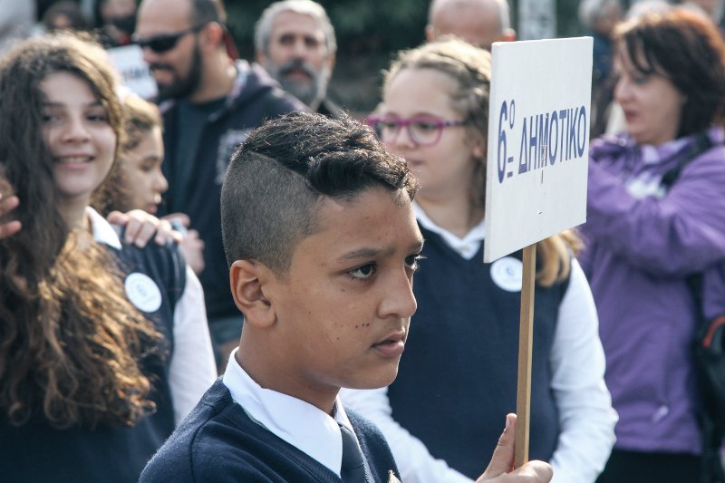 Αφγανός μαθητής αντί της σημαίας κράτησε την ταμπέλα του σχολείου- Τι λέει το υπ. Παιδείας [εικόνες] | iefimerida.gr 3