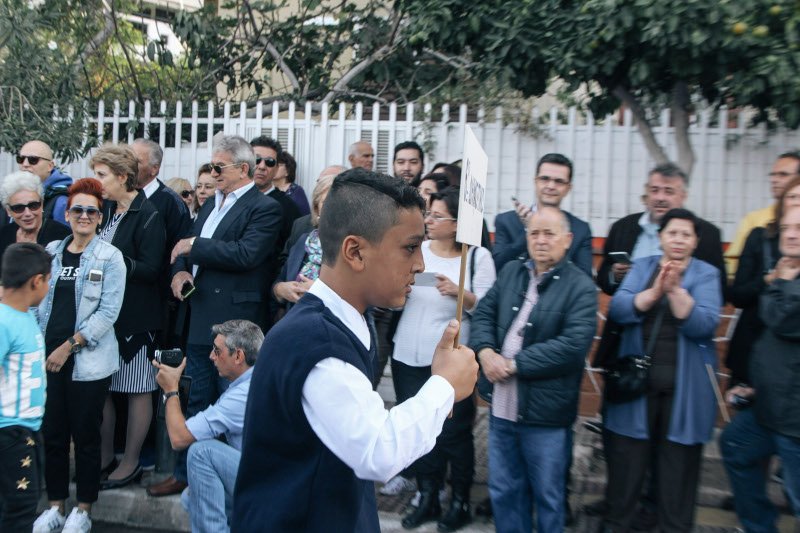 Αφγανός μαθητής αντί της σημαίας κράτησε την ταμπέλα του σχολείου- Τι λέει το υπ. Παιδείας [εικόνες] | iefimerida.gr 2