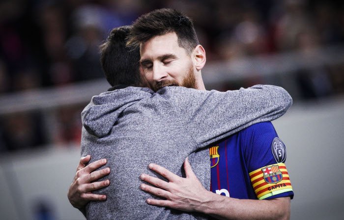 Φοβερή σκηνή στο Καραϊσκάκη: Πιτσιρικάς μπήκε μέσα στο γήπεδο για να αγκαλιάσει τον Μέσι [εικόνες] | iefimerida.gr 3