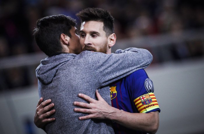 Φοβερή σκηνή στο Καραϊσκάκη: Πιτσιρικάς μπήκε μέσα στο γήπεδο για να αγκαλιάσει τον Μέσι [εικόνες] | iefimerida.gr 2