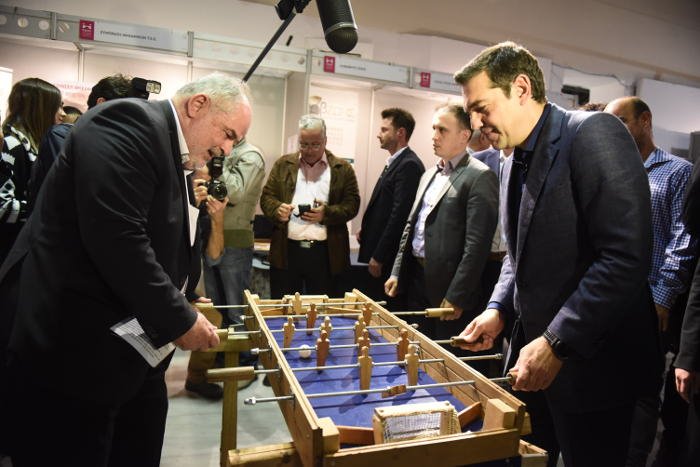 Ο Τσίπρας έπαιξε ξύλινο ποδοσφαιράκι στο Γκάζι [εικόνες] | iefimerida.gr 0