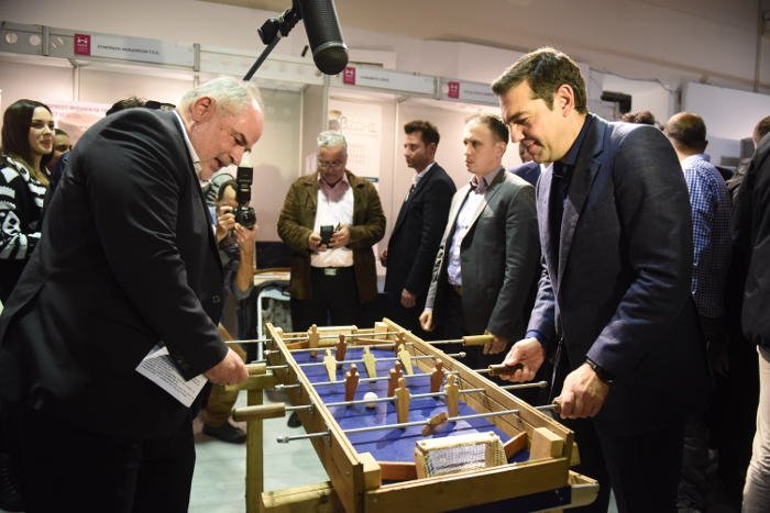 Ο Τσίπρας έπαιξε ξύλινο ποδοσφαιράκι στο Γκάζι [εικόνες] | iefimerida.gr 1