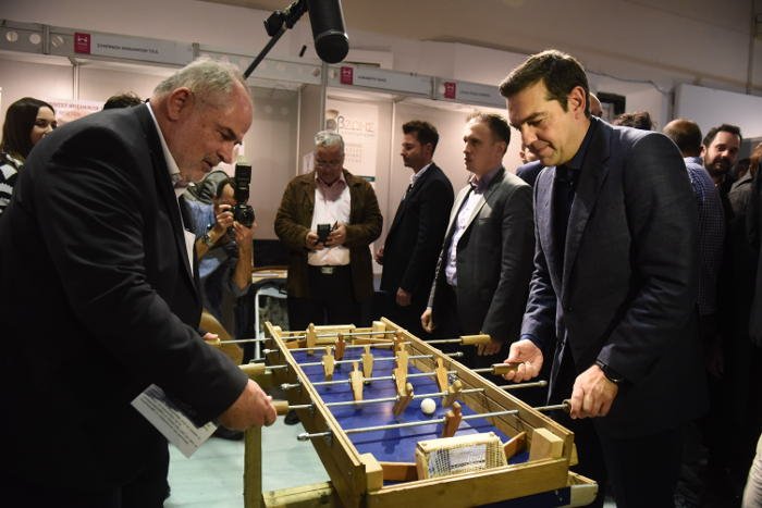 Ο Τσίπρας έπαιξε ξύλινο ποδοσφαιράκι στο Γκάζι [εικόνες] | iefimerida.gr 2