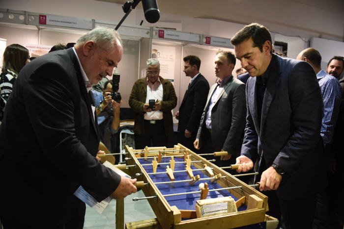 Ο Τσίπρας έπαιξε ξύλινο ποδοσφαιράκι στο Γκάζι [εικόνες] | iefimerida.gr 3