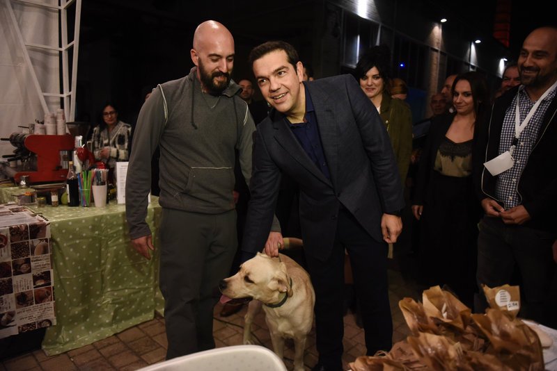 Ο πρωθυπουργός Αλέξης Τσίπρας χαϊδεύει σκύλο στα εγκαίνια της 1ης Έκθεσης Κοινωνικής και Αλληλέγγυας Οικονομίας