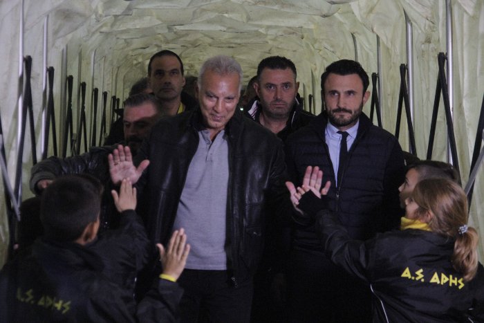 Συγκίνηση και αποθέωση στο Χαριλάου για τον Νίκο Γκάλη [εικόνες] | iefimerida.gr 1