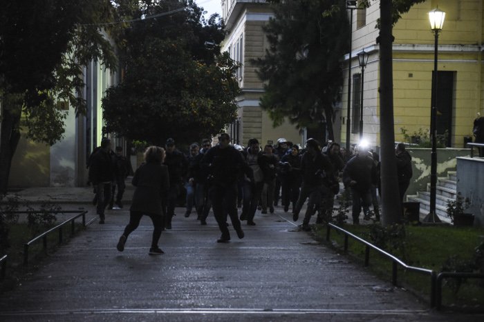 Καρέ-καρέ η φυγάδευση του δολοφόνου της Δώρας -Ετσι «απέκλεισαν» συγγενείς και δημοσιογράφους [εικόνες & βίντεο] | iefimerida.gr 0