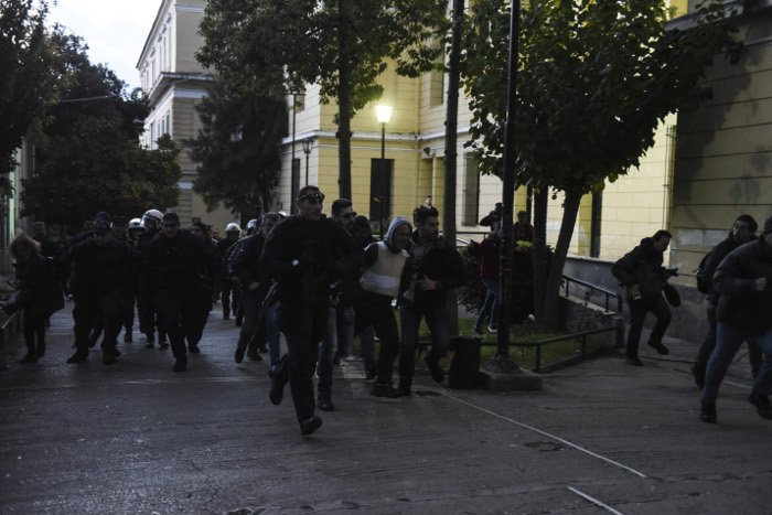 Καρέ-καρέ η φυγάδευση του δολοφόνου της Δώρας -Ετσι «απέκλεισαν» συγγενείς και δημοσιογράφους [εικόνες & βίντεο] | iefimerida.gr 1