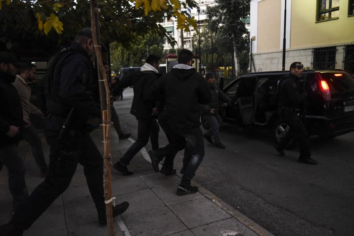 Καρέ-καρέ η φυγάδευση του δολοφόνου της Δώρας -Ετσι «απέκλεισαν» συγγενείς και δημοσιογράφους [εικόνες & βίντεο] | iefimerida.gr 5