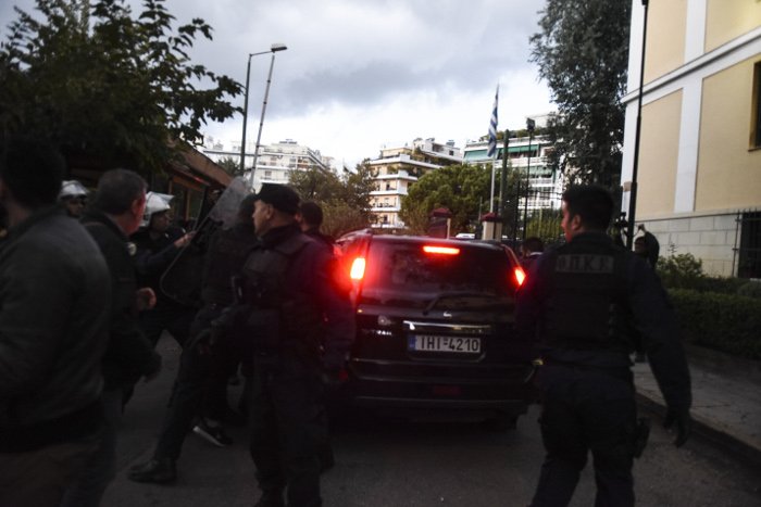 Καρέ-καρέ η φυγάδευση του δολοφόνου της Δώρας -Ετσι «απέκλεισαν» συγγενείς και δημοσιογράφους [εικόνες & βίντεο] | iefimerida.gr 6