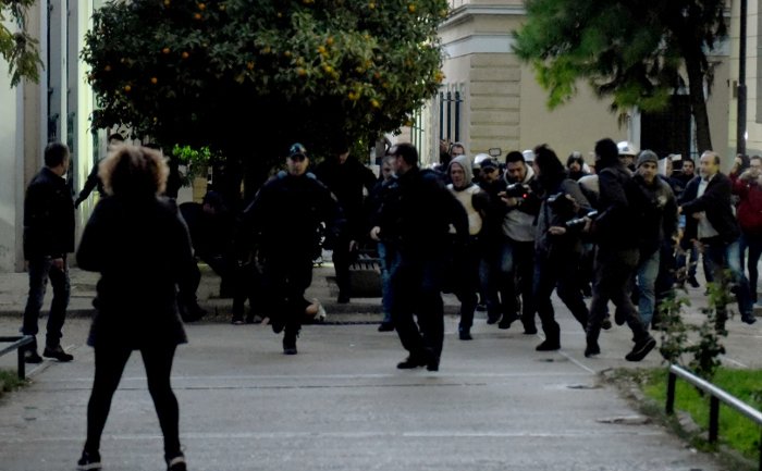 Καρέ-καρέ η φυγάδευση του δολοφόνου της Δώρας -Ετσι «απέκλεισαν» συγγενείς και δημοσιογράφους [εικόνες & βίντεο] | iefimerida.gr 2