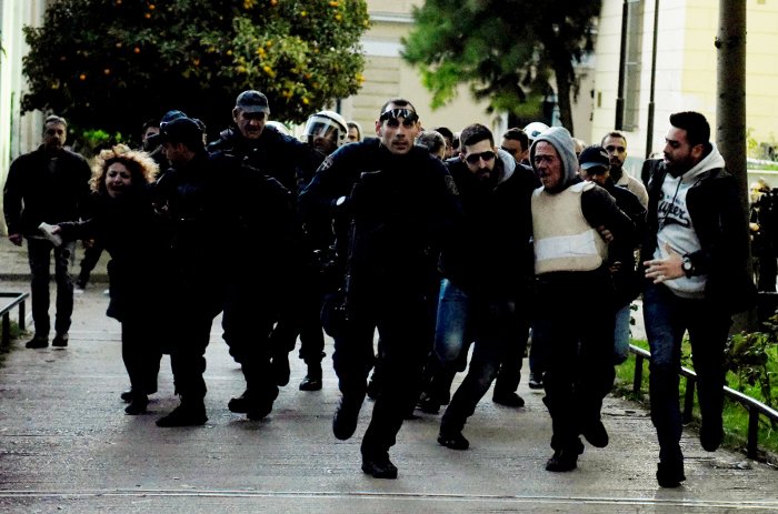 Καρέ-καρέ η φυγάδευση του δολοφόνου της Δώρας -Ετσι «απέκλεισαν» συγγενείς και δημοσιογράφους [εικόνες & βίντεο] | iefimerida.gr 3