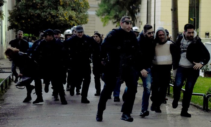 Καρέ-καρέ η φυγάδευση του δολοφόνου της Δώρας -Ετσι «απέκλεισαν» συγγενείς και δημοσιογράφους [εικόνες & βίντεο] | iefimerida.gr 4