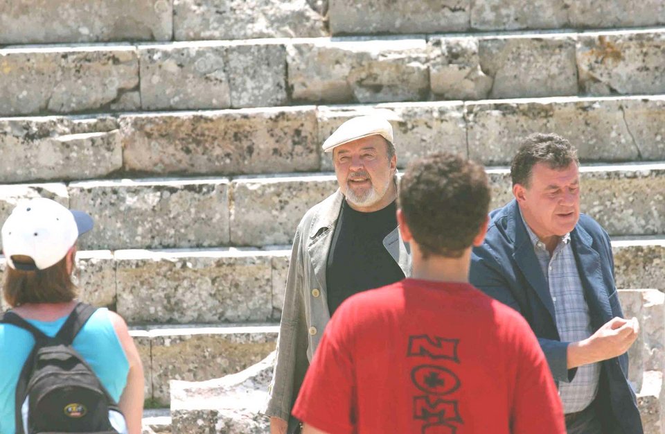 Πέθανε ο σερ Πίτερ Χολ -Ο ξένος σκηνοθέτης με τις περισσότερες παραστάσεις στην Επίδαυρο [εικόνες] | iefimerida.gr 2