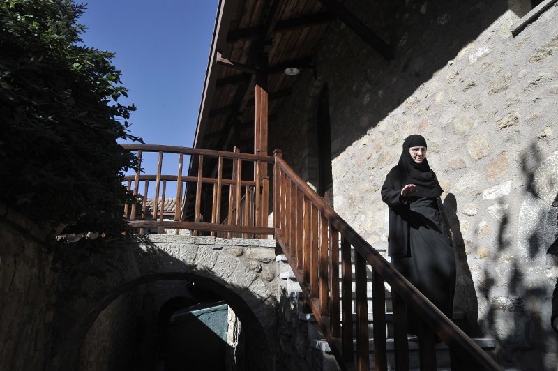 Εκστατικό Πάσχα στα Μετέωρα -Σε μοναστήρια που κρέμονται στα βράχια [εικόνες] | iefimerida.gr 1