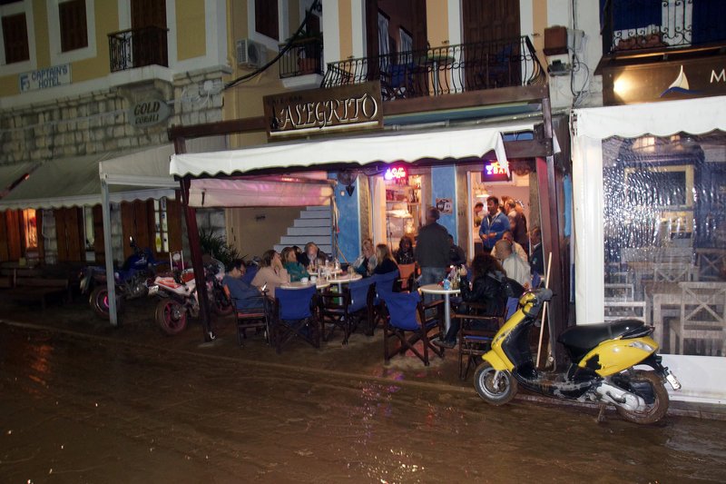 Εξοργισμένοι οι πλημμυροπαθείς στη Σύμη -Τους βάζουν πρόστιμα Αρχαιολογία και Πολεοδομία [εικόνες] | iefimerida.gr 1