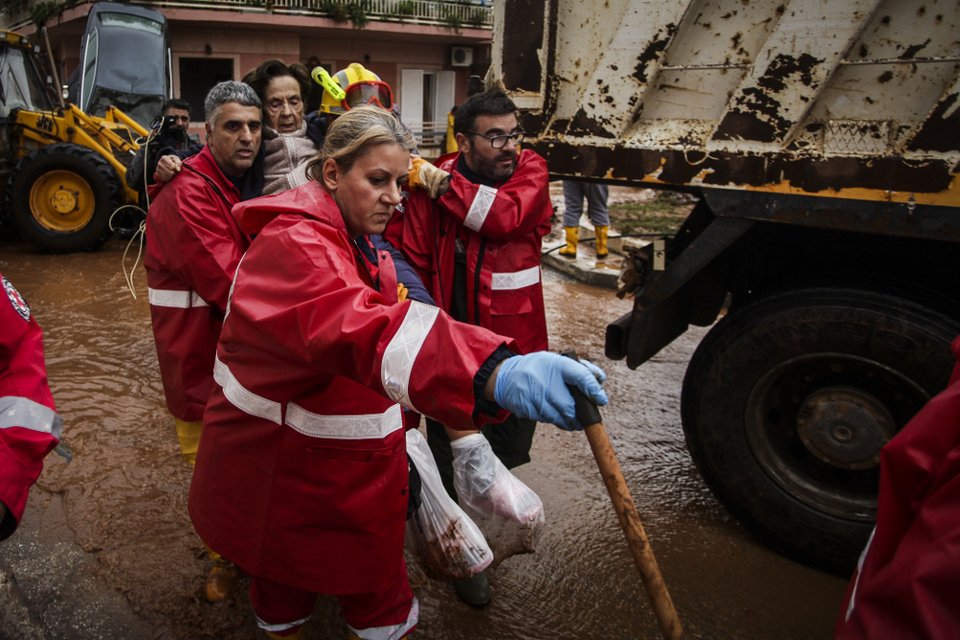 Επί ποδός εθελοντές, συνεργεία, πρόσκοποι, Πυροσβεστική στη Δυτική Αττική -Μάχη για αποκατάσταση της καθημερινότητας [εικόνες] | iefimerida.gr 3