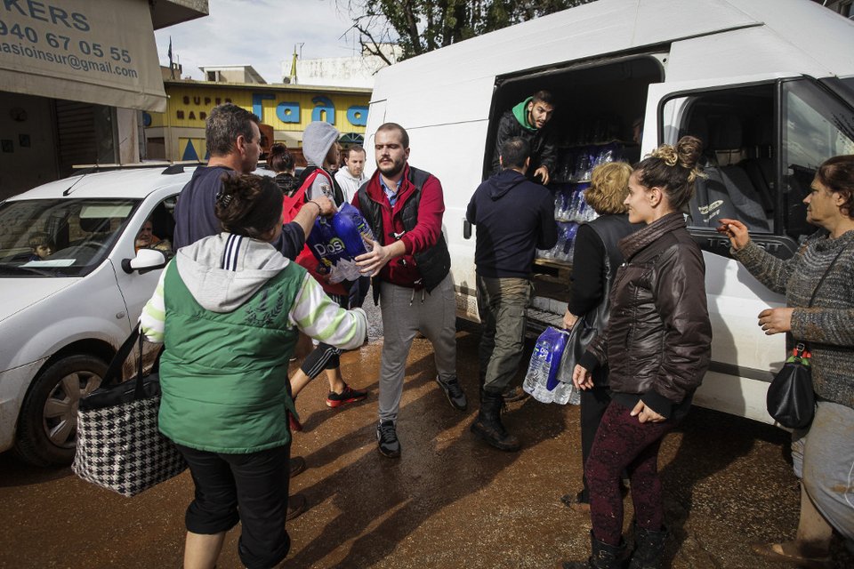Επί ποδός εθελοντές, συνεργεία, πρόσκοποι, Πυροσβεστική στη Δυτική Αττική -Μάχη για αποκατάσταση της καθημερινότητας [εικόνες] | iefimerida.gr 2