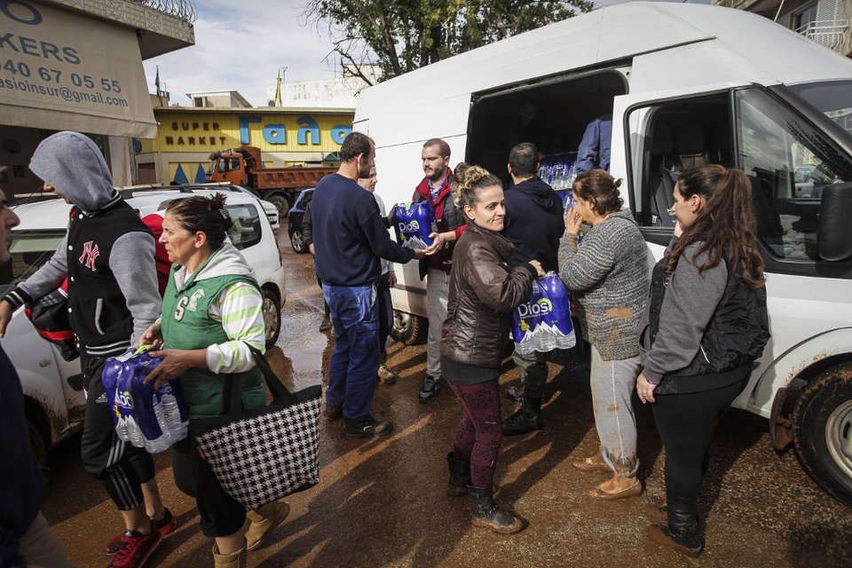 Επί ποδός εθελοντές, συνεργεία, πρόσκοποι, Πυροσβεστική στη Δυτική Αττική -Μάχη για αποκατάσταση της καθημερινότητας [εικόνες] | iefimerida.gr 1