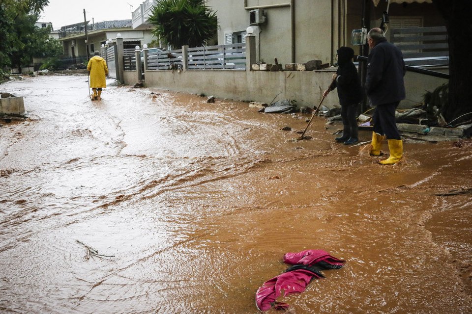 Επί ποδός εθελοντές, συνεργεία, πρόσκοποι, Πυροσβεστική στη Δυτική Αττική -Μάχη για αποκατάσταση της καθημερινότητας [εικόνες] | iefimerida.gr 0