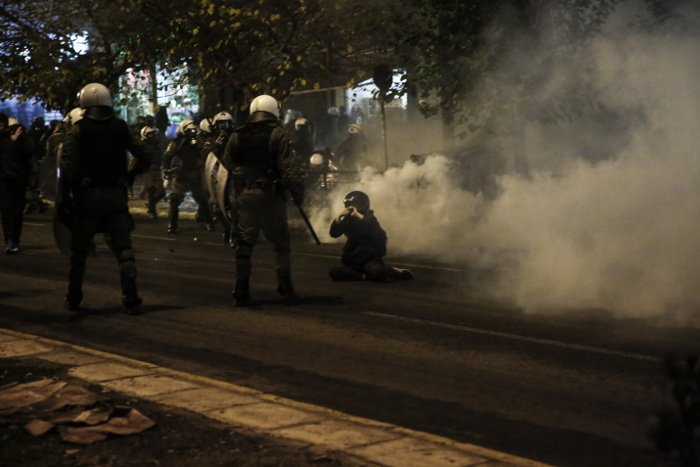 Επεισόδια και μολότοφ στα Εξάρχεια μετά την πορεία για το Πολυτεχνείο [εικόνες & βίντεο]  | iefimerida.gr 10