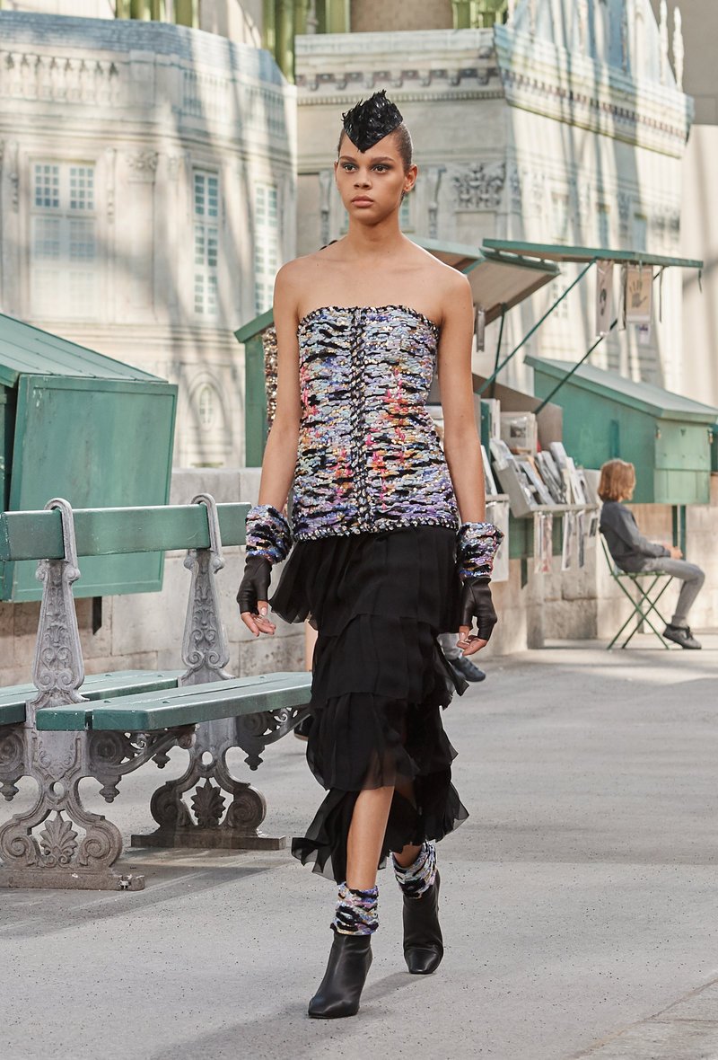 Δημιουργίες που ακολοθούν τις γραμμές του σώματος με φίνα υφάσματα.