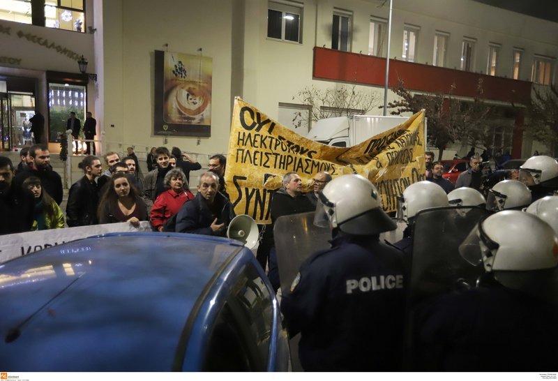 Πέταξαν αβγά κατά της προέδρου συμβολαιογράφων της Θεσσαλονίκης [εικόνες & βίντεο] | iefimerida.gr 2